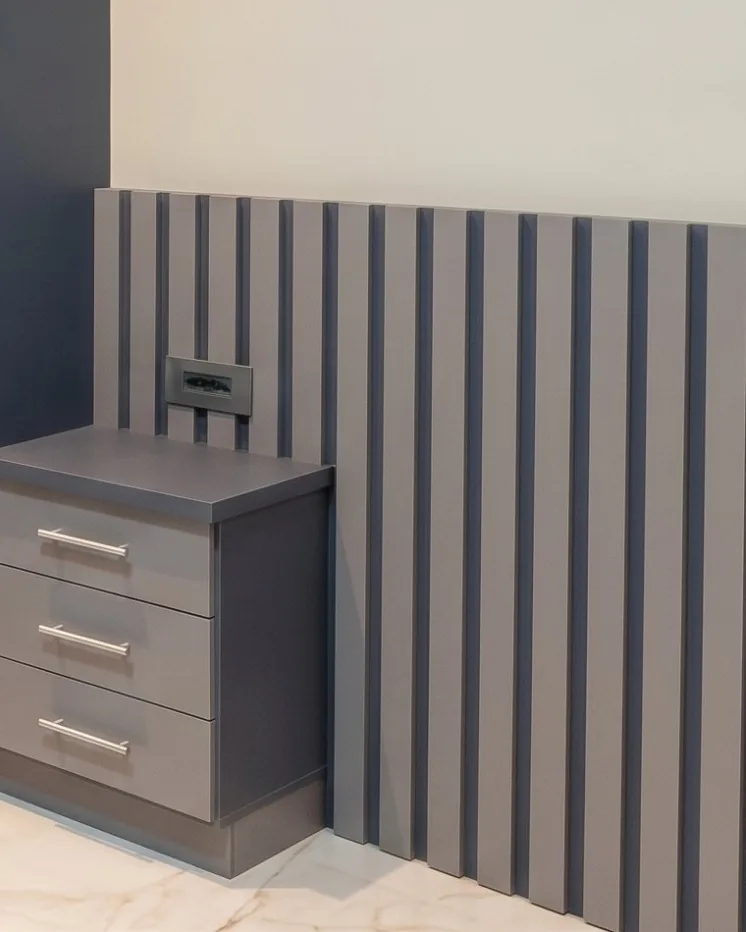 Detalhe de painel ripado e criado-mudo com gavetas, projeto sob medida