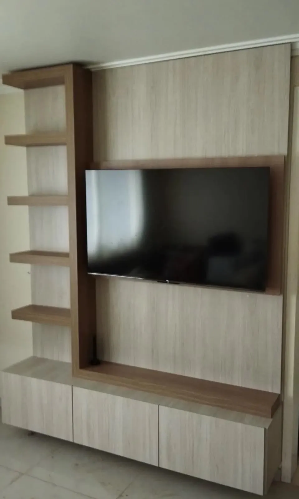 Painel de TV em madeira com prateleiras laterais e rack suspenso
